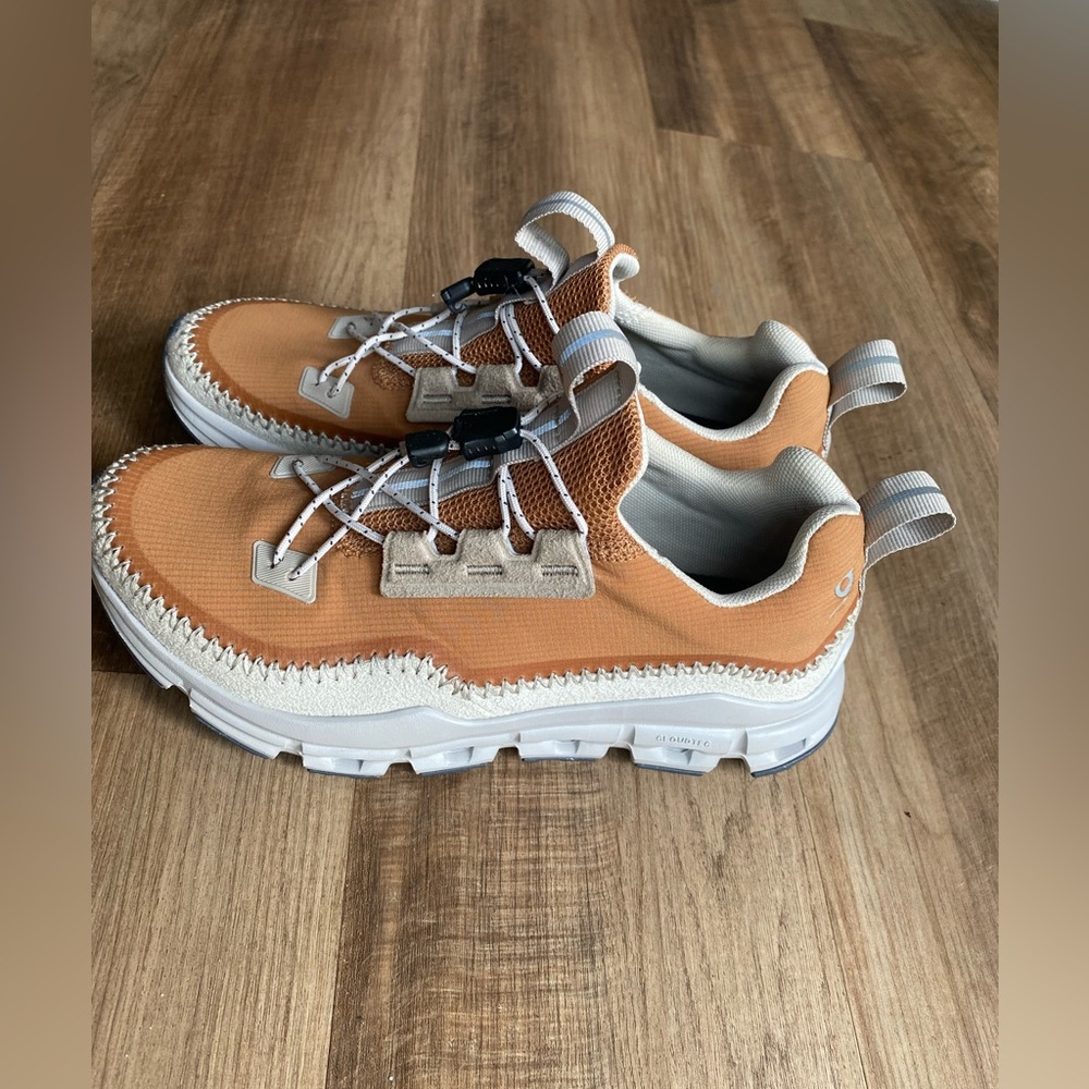 On running cloud away women size 5.5 in excellent condition